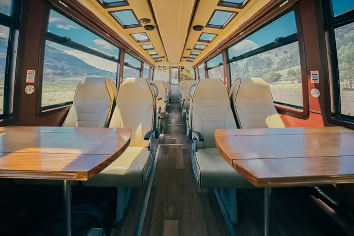 Interior del tren Voyager de IncaRail